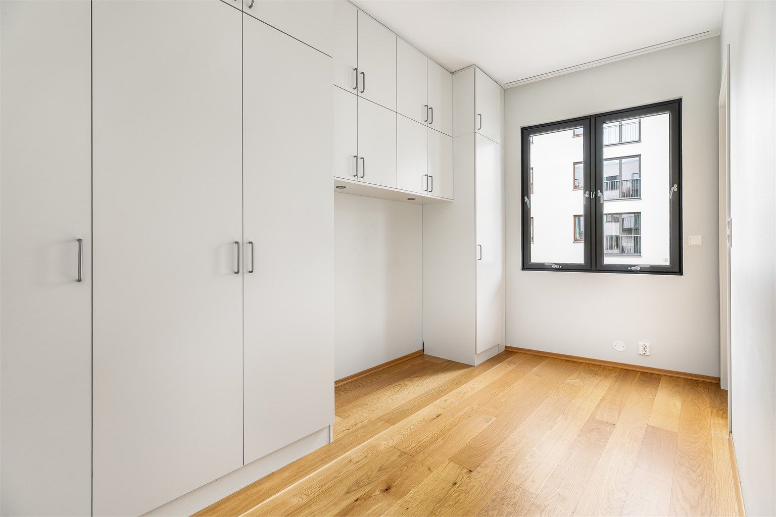 I soverommet medfølger omfangsrik skapinnredning, med innfelte spotter under overskapene.