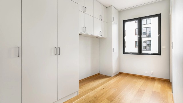 I soverommet medfølger omfangsrik skapinnredning, med innfelte spotter under overskapene.