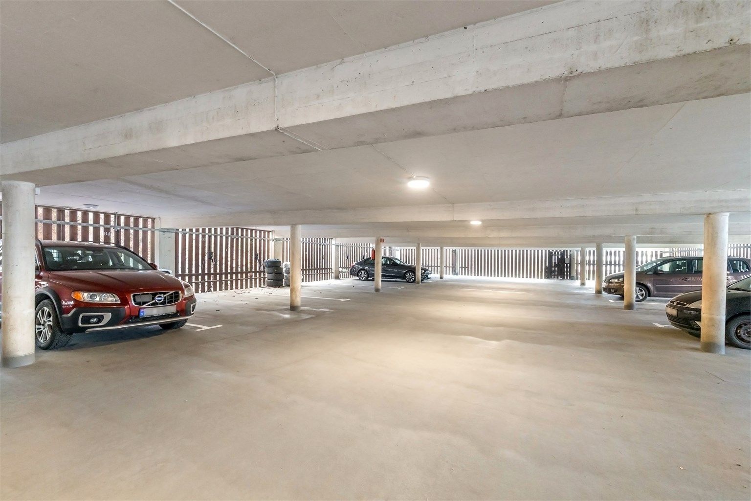 Med leiligheten følger garasjeplass (nr. 62) i "Parkeringshuset Sameie"