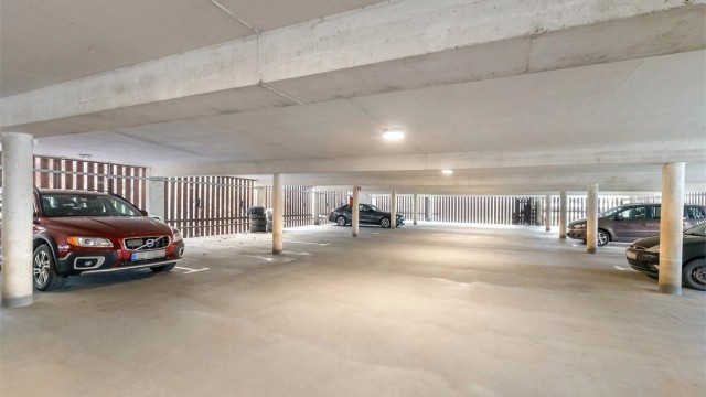 Med leiligheten følger garasjeplass (nr. 62) i "Parkeringshuset Sameie"