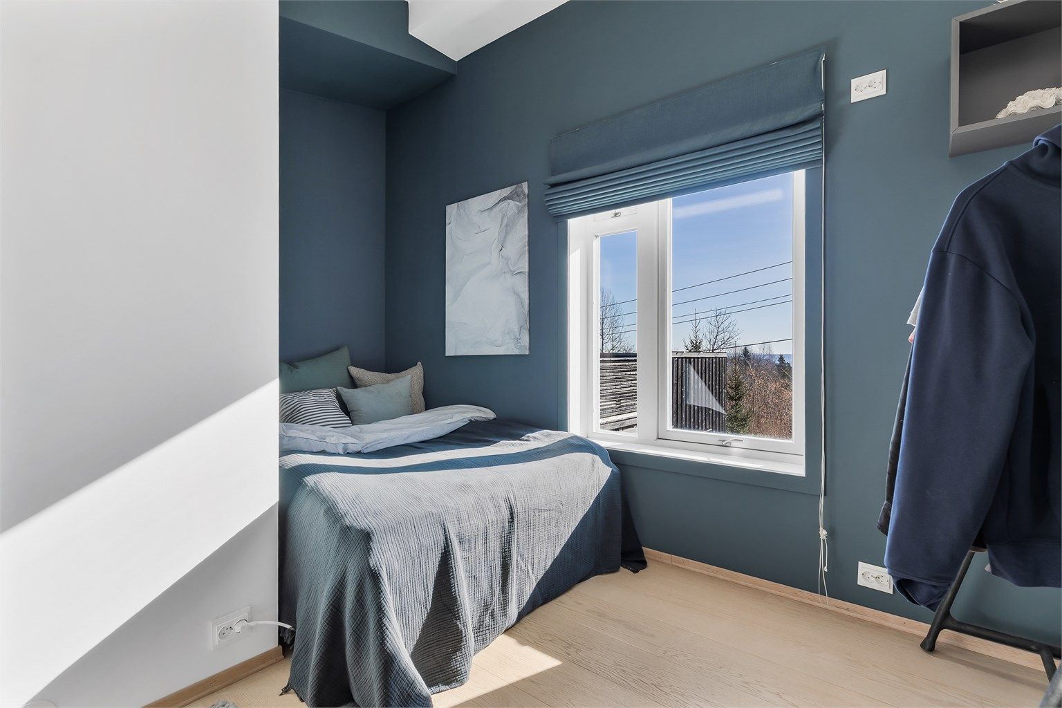 I 2.etasje er det tre soverom. Disse passer godt som gjesterom, barnerom eller kontor.