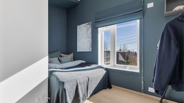 I 2.etasje er det tre soverom. Disse passer godt som gjesterom, barnerom eller kontor.