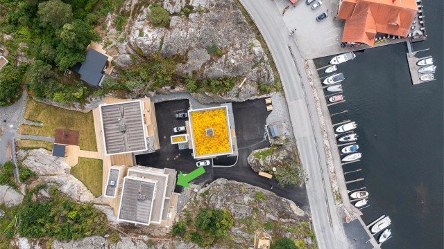 LIKEVED: Det er kort avstand fra leiligheten til strandsonen, brygge og båtplass.