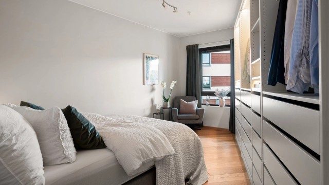 På hovedsoverommet er det også plass til stor garderobeløsning.