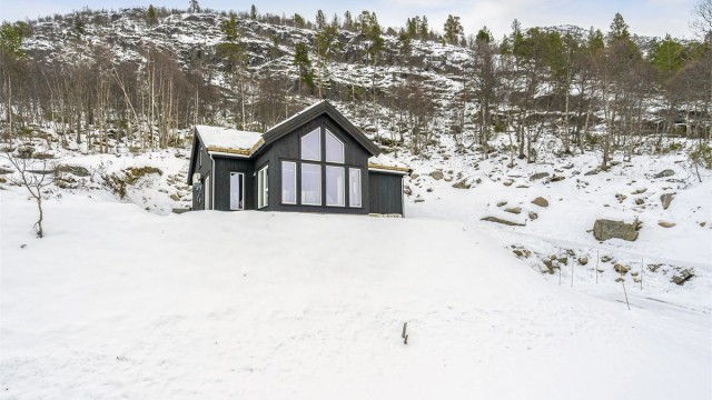 Nyoppført flott hytte fra 2023 på attraktiv tomt i populært hytteområde med fantastisk utsikt og gode solforhold