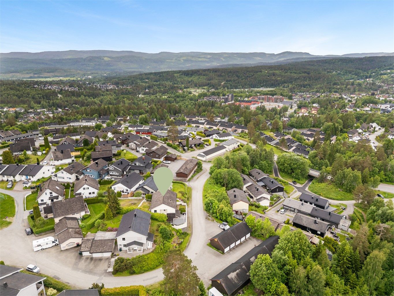 Fin beliggenhet med ca. 20 minutters gangavstand til Konnerud sentrum med offentlig transport og flere servicetilbud. 