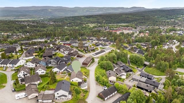 Fin beliggenhet med ca. 20 minutters gangavstand til Konnerud sentrum med offentlig transport og flere servicetilbud.