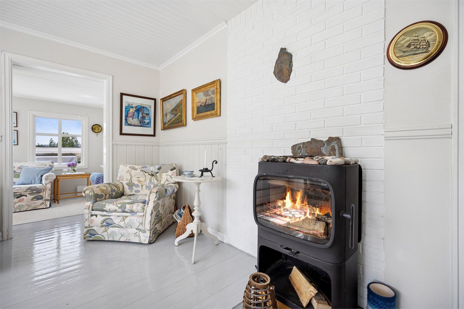 Stuen er hjemmets hjerte – her kan du nyte morgenkaffen i fred og ro eller samles med venner foran peisovnen på kjølige kvelder