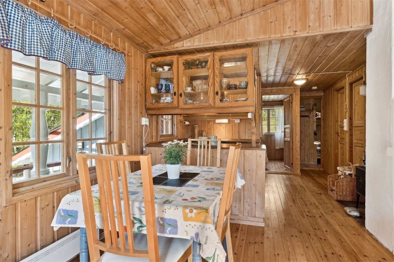 Godt med dagslys som gir luftig romfølelse.