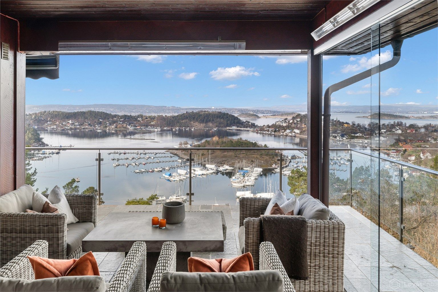 En stor og innholdsrik bolig med en god og gjennomtenkt planløsning som åpner for flere bruksmuligheter der ulike generasjoner kan få spillerom. Store stuer som er skreddersydd for både hverdagsliv og sosiale sammenkomster