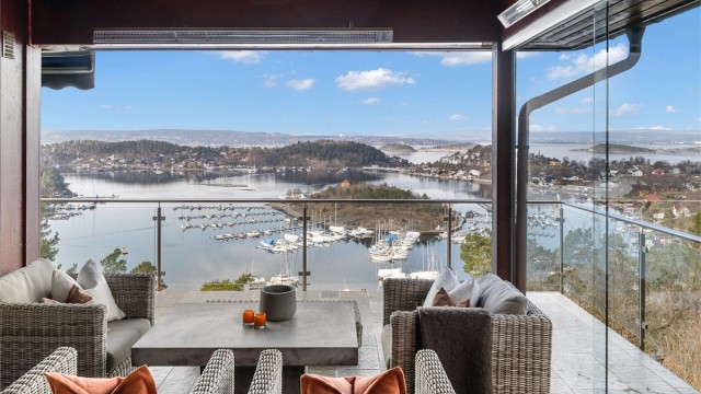 En stor og innholdsrik bolig med en god og gjennomtenkt planløsning som åpner for flere bruksmuligheter der ulike generasjoner kan få spillerom. Store stuer som er skreddersydd for både hverdagsliv og sosiale sammenkomster