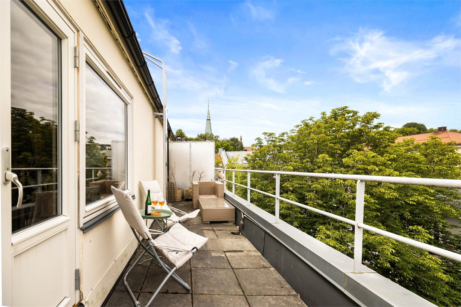 Aksjelaget har en hyggelig felles takterrasse til disposisjon for beboere. 