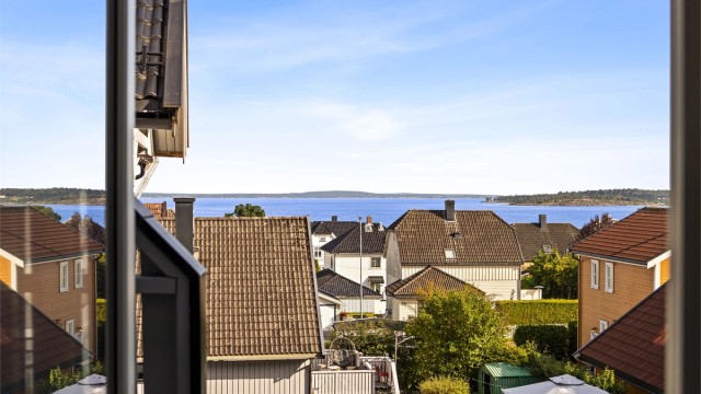 Sentralt beliggende leilighet med gangavstand til Horten sentrum, butikker og flott strand | Sjøutsikt mot Oslofjorden