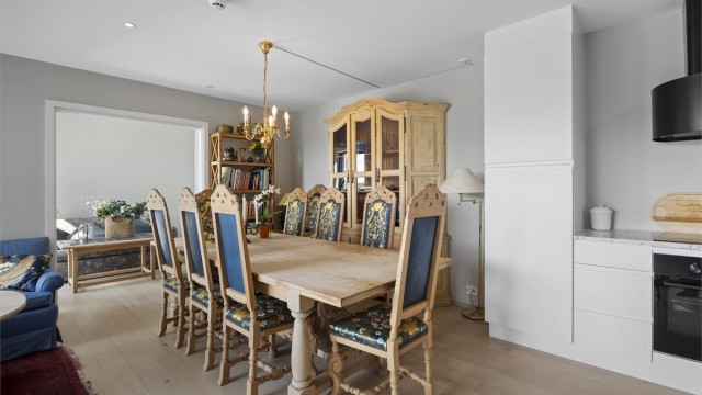 Spisestuen er en naturlig del av oppholdsrommet, med kort vei til kjøkkenet.