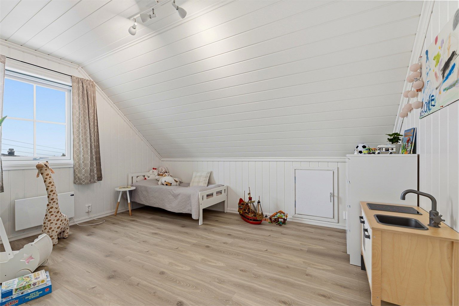 På samme plan er det fine soverom for småtasser eller større barn, soverom 1