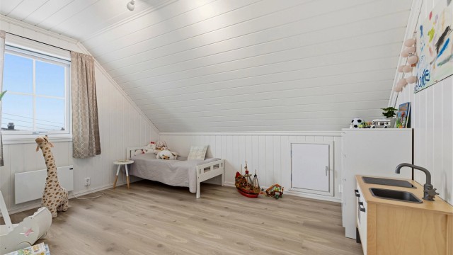 På samme plan er det fine soverom for småtasser eller større barn, soverom 1