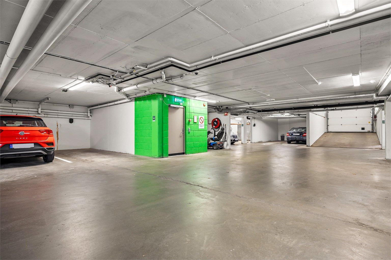 Leiligheten disponerer en tildelt parkeringsplass (merket andel 7) i felles garasjekjeller.