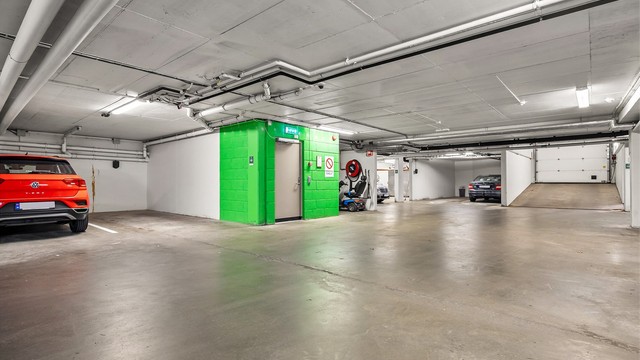 Leiligheten disponerer en tildelt parkeringsplass (merket andel 7) i felles garasjekjeller.