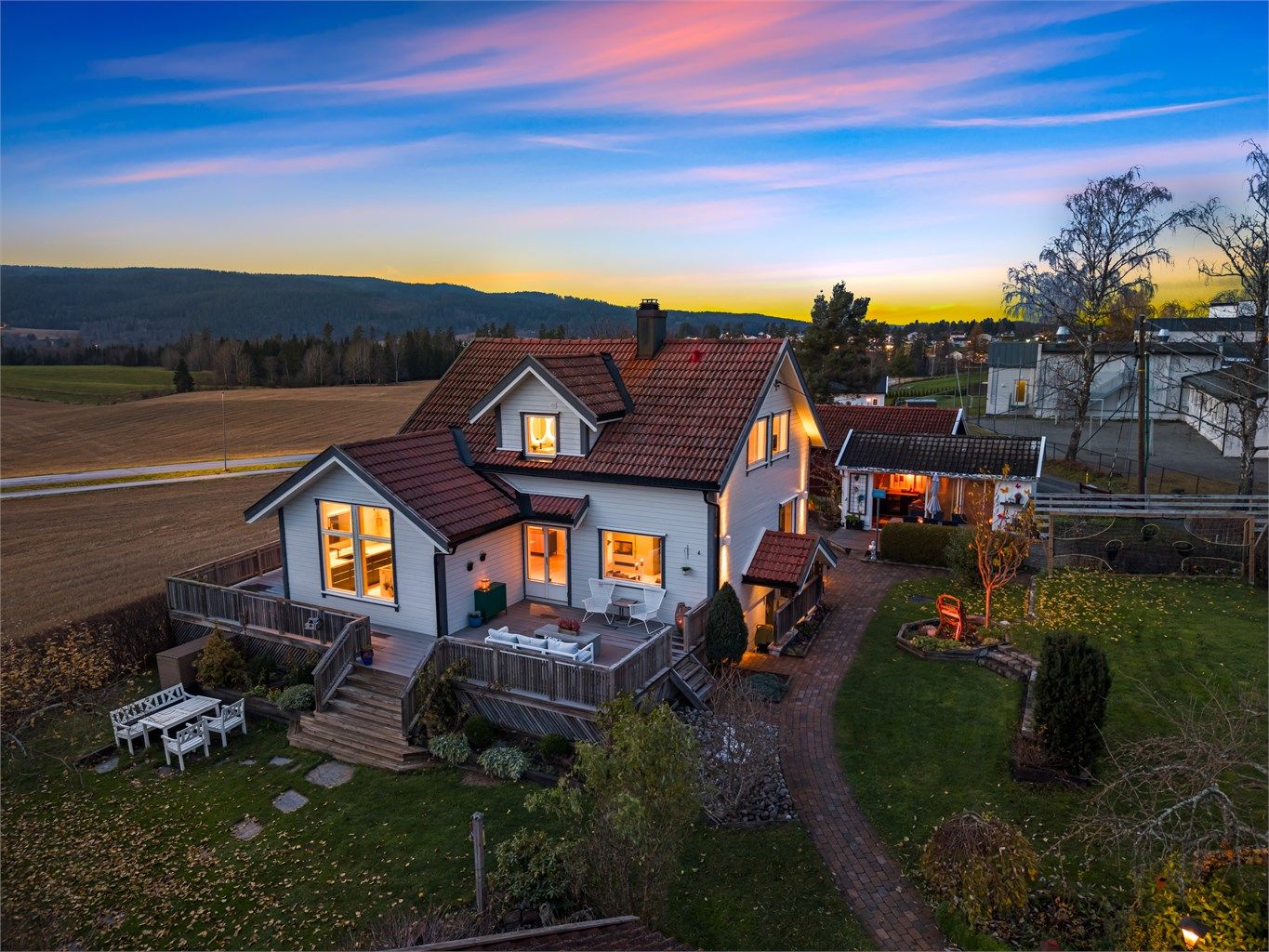  Stemningsfull kveld over en innbydende eiendom