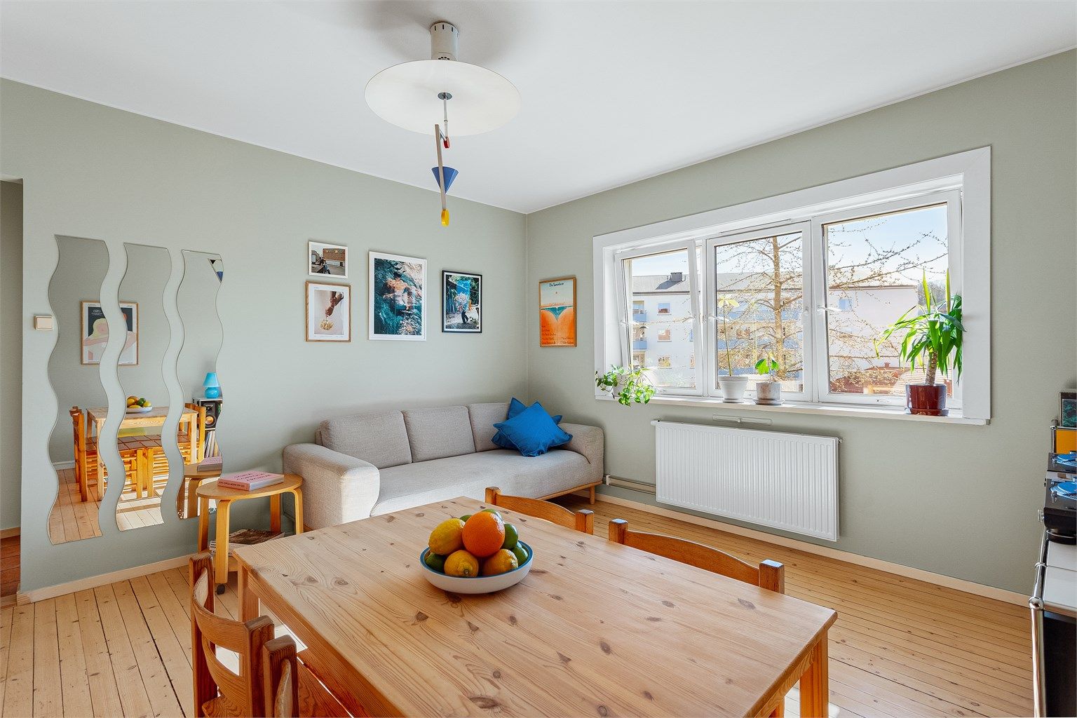 Gjennomgående heltre gulv binder rommene sammen og gir et helhetlig preg.