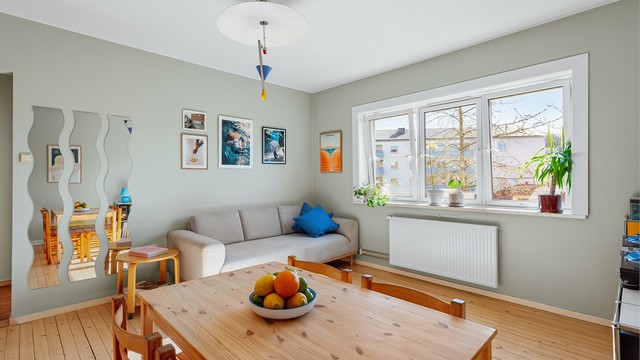 Gjennomgående heltre gulv binder rommene sammen og gir et helhetlig preg.