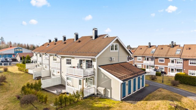 Fra Neskollen er det kort vei til både Jessheim og Årnes, med ca. 12 minutters kjøring til begge.