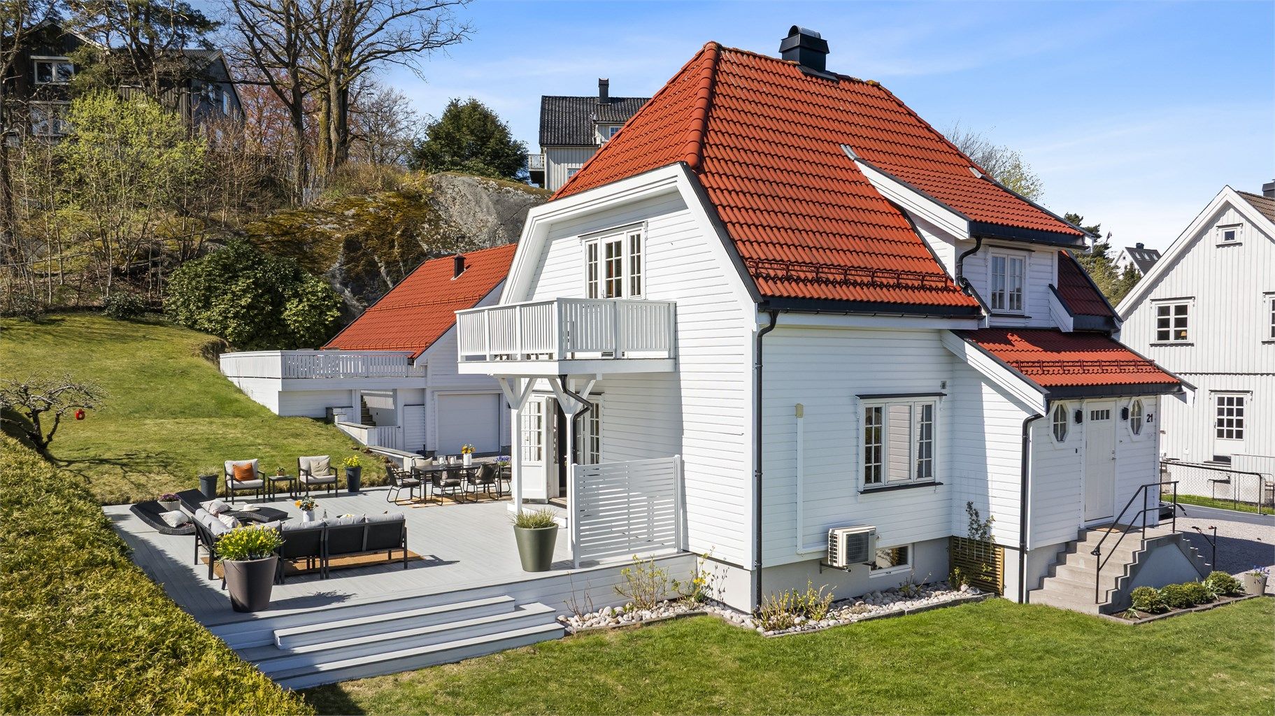 Den store terrassen og hagen er skjermet og rolig, til tross for den sentrale beliggenheten. Her bor man tilbaketrukket med gangavstand til Sandefjord sentrum.