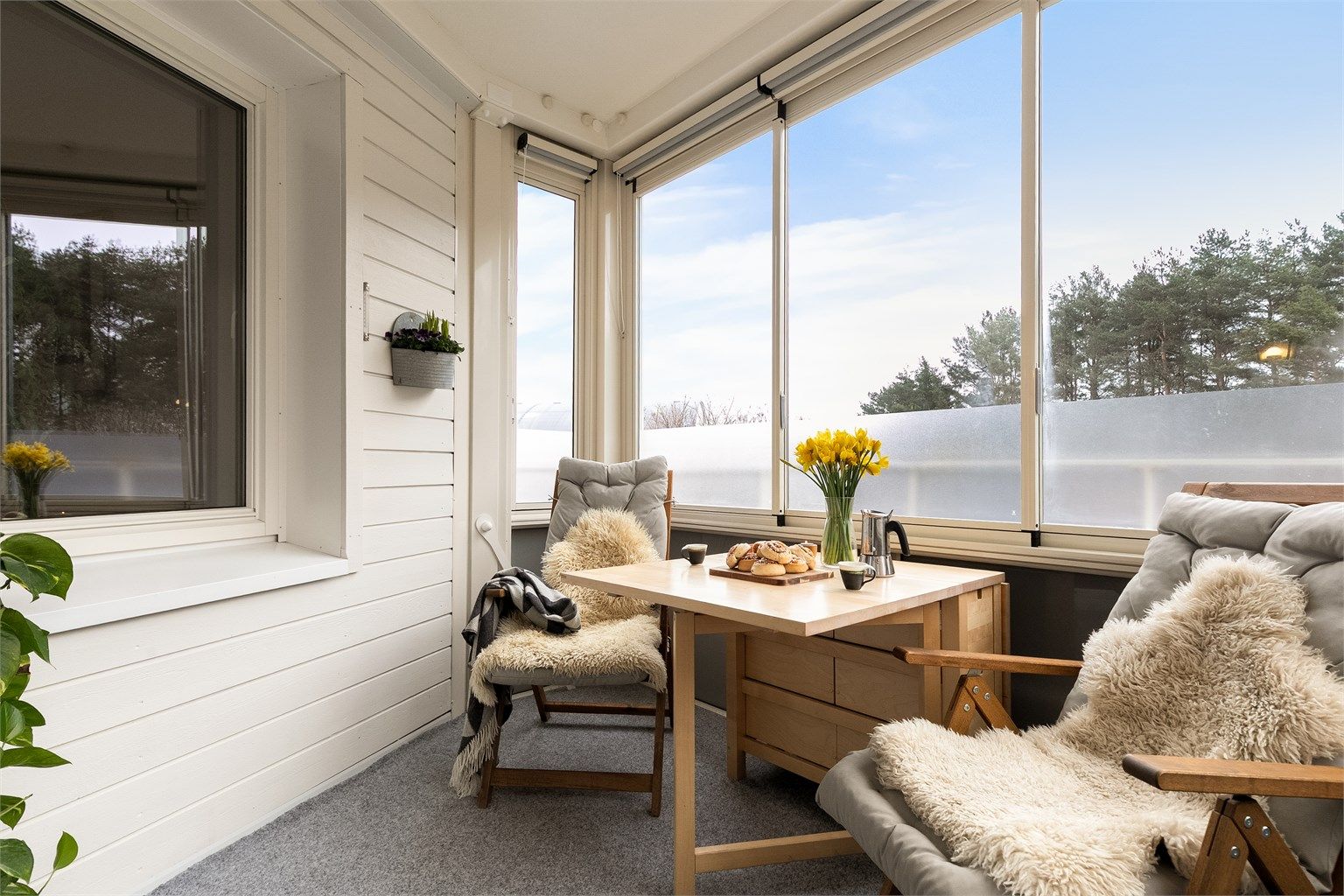 Boligen har en ny, innglasset balkong på 8 m² som fungerer som en forlengelse av stuen store deler av året. 