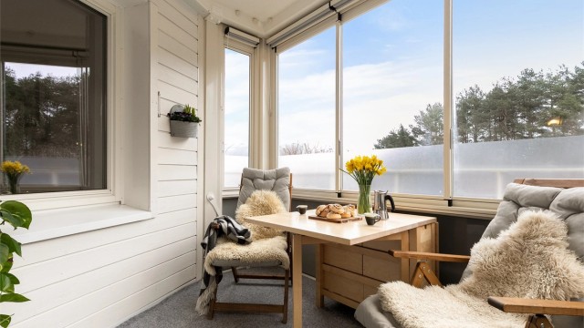 Boligen har en ny, innglasset balkong på 8 m² som fungerer som en forlengelse av stuen store deler av året.