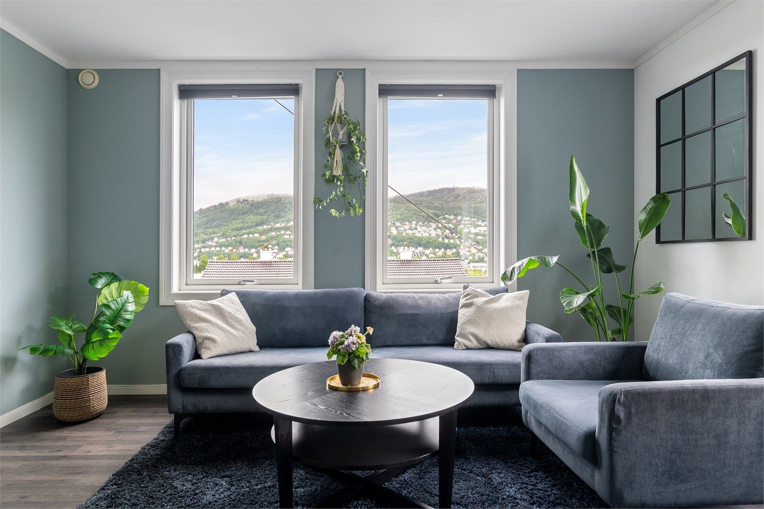 - Fra stuen er det nydelig utsikt mot Fløyen, Fjellsiden og Ulriken - 