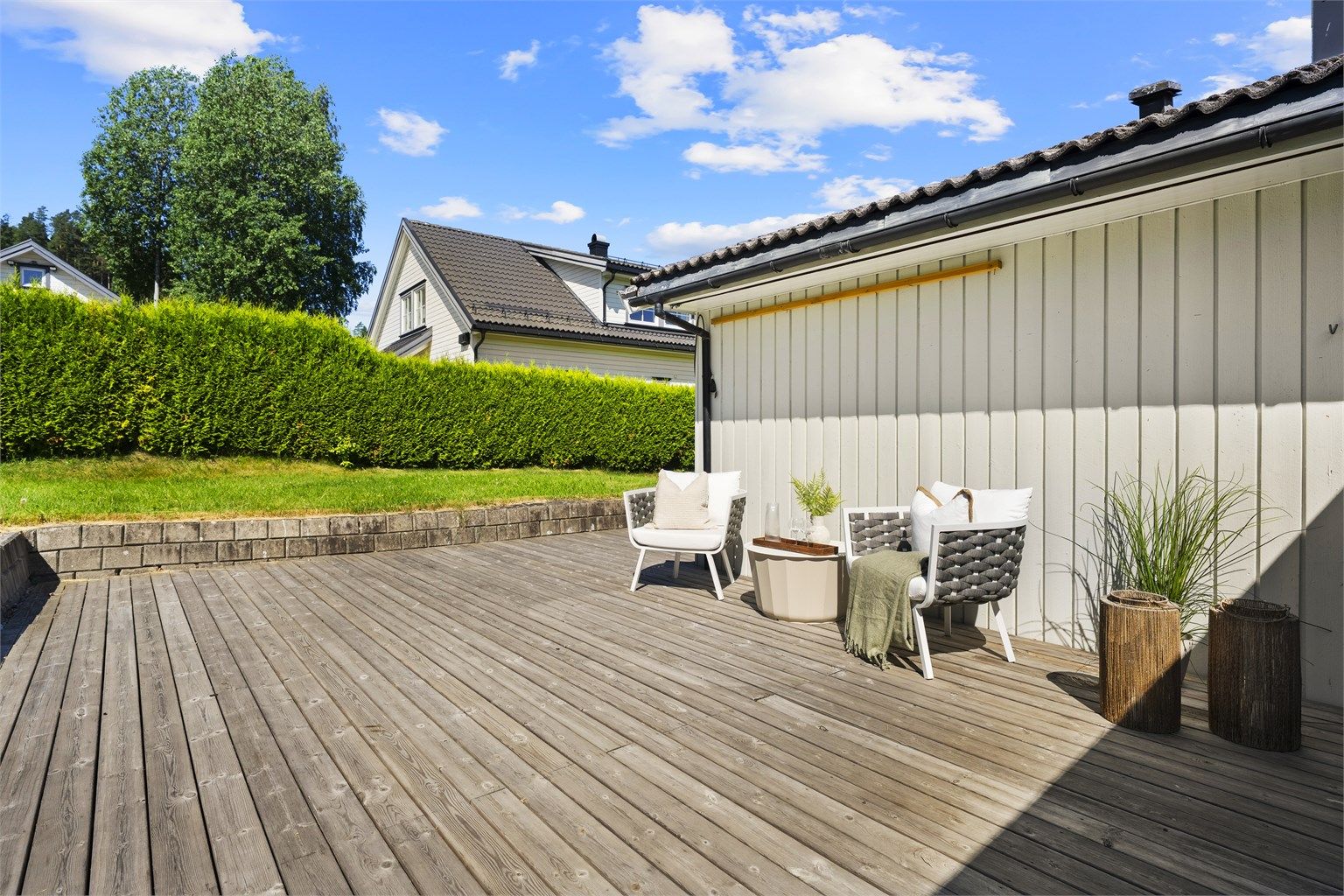 Boligen har en familievennlig beliggenhet med kort vei til barnehager, skoler og dagligvarebutikker, samt gangavstand til Herkules Kjøpesenter, Skien Fritidspark og Sykehuset Telemark