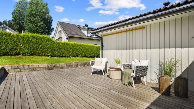 Boligen har en familievennlig beliggenhet med kort vei til barnehager, skoler og dagligvarebutikker, samt gangavstand til Herkules Kjøpesenter, Skien Fritidspark og Sykehuset Telemark