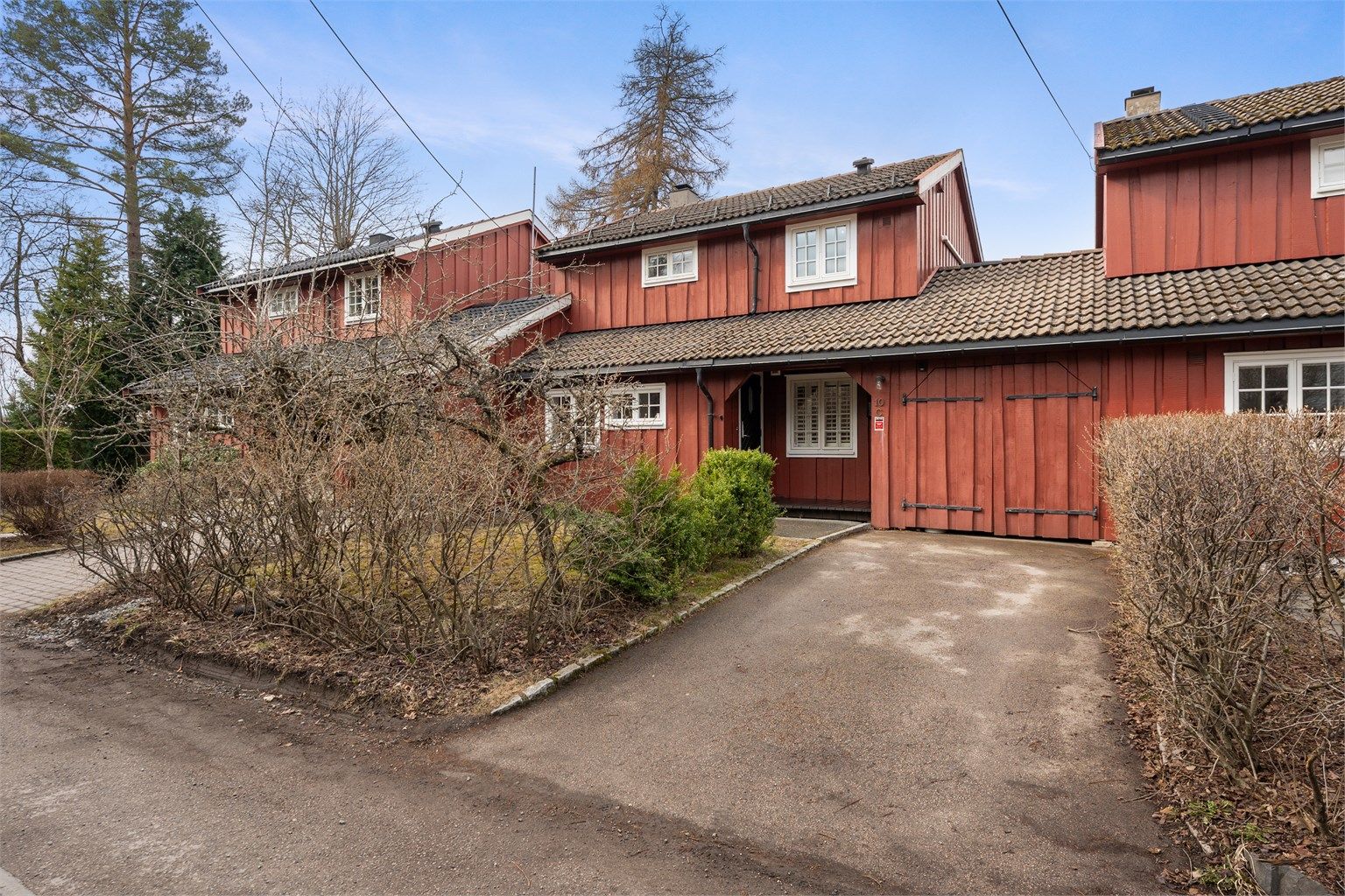 Eiendommen ligger attraktivt og barnevennlig til i en rolig blindvei, med egen garasje utstyrt med elbillader.