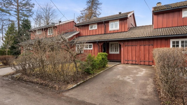 Eiendommen ligger attraktivt og barnevennlig til i en rolig blindvei, med egen garasje utstyrt med elbillader.