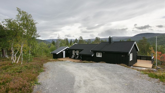Gruset innkjørsel fører helt frem til hytten med gode parkeringsforhold.