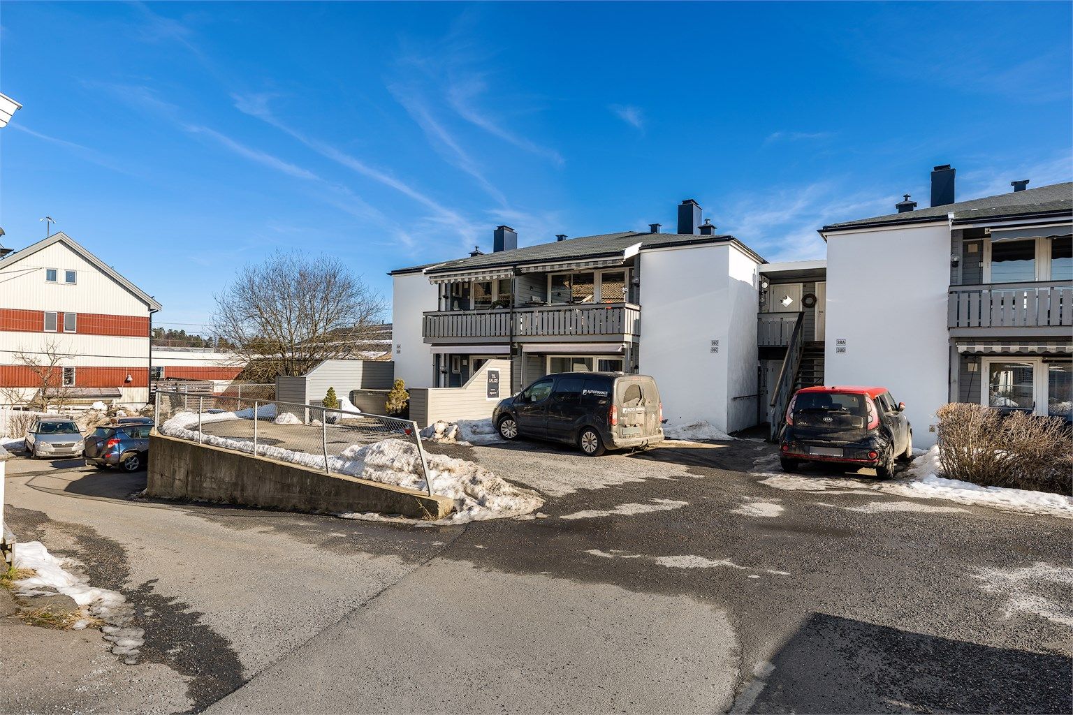 Det medfølger én biloppstillingsplass med elbil-lader på fellesarealet.