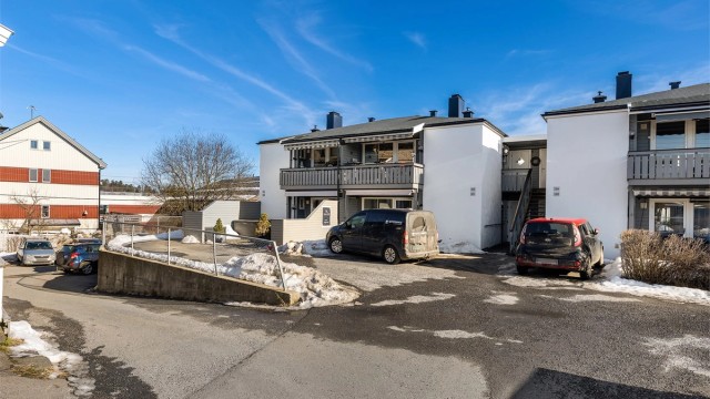 Det medfølger én biloppstillingsplass med elbil-lader på fellesarealet.