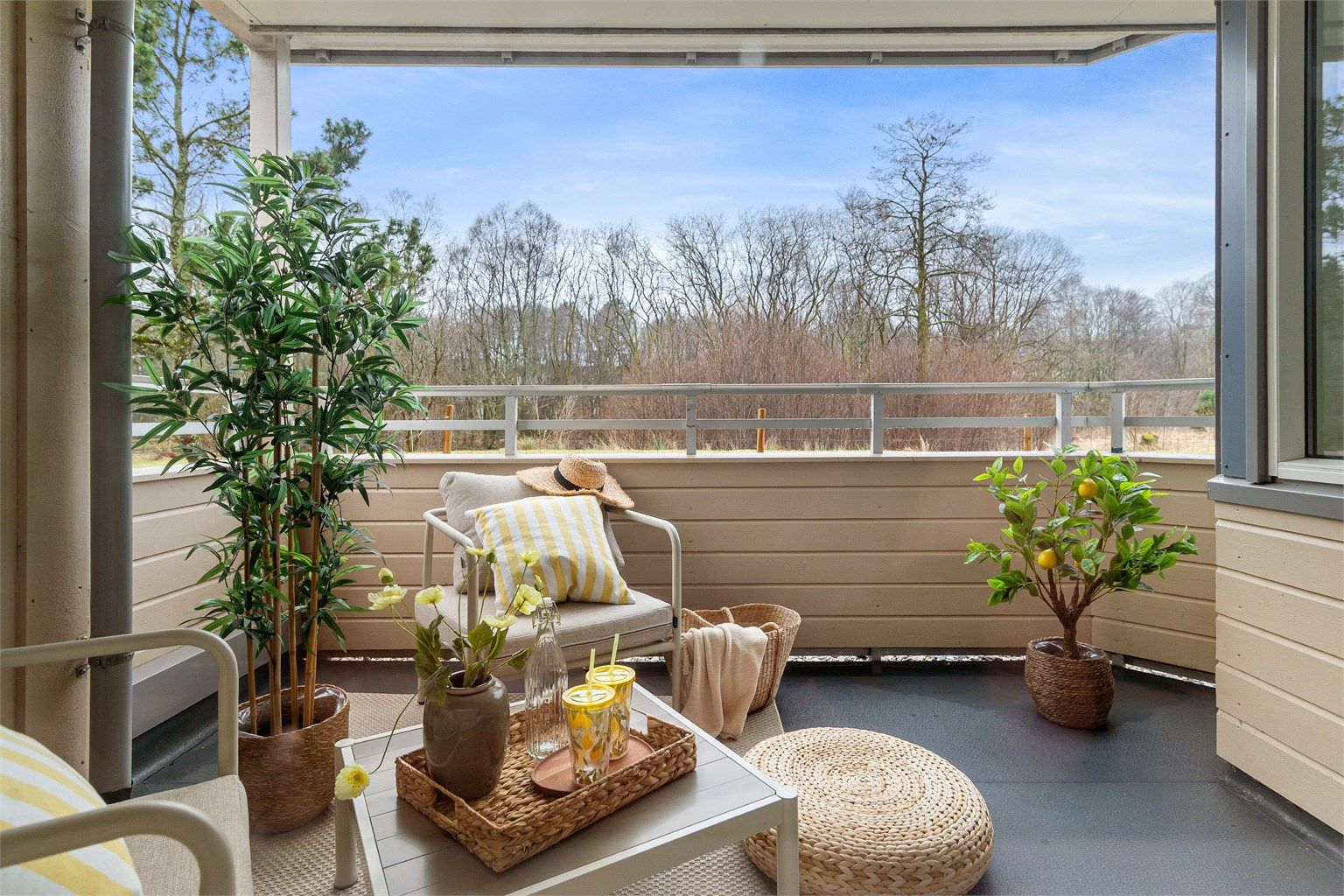 - Her kan sol og naturskjønn utsikt nytes -