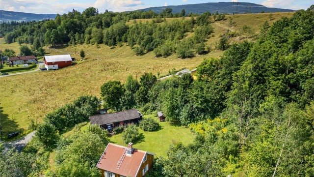 Sjarmerende husmannsplass/landsted med enebolig og laftet anneks/bryggerhus. Foto: Ole Thorgeir Solheim Thoresen