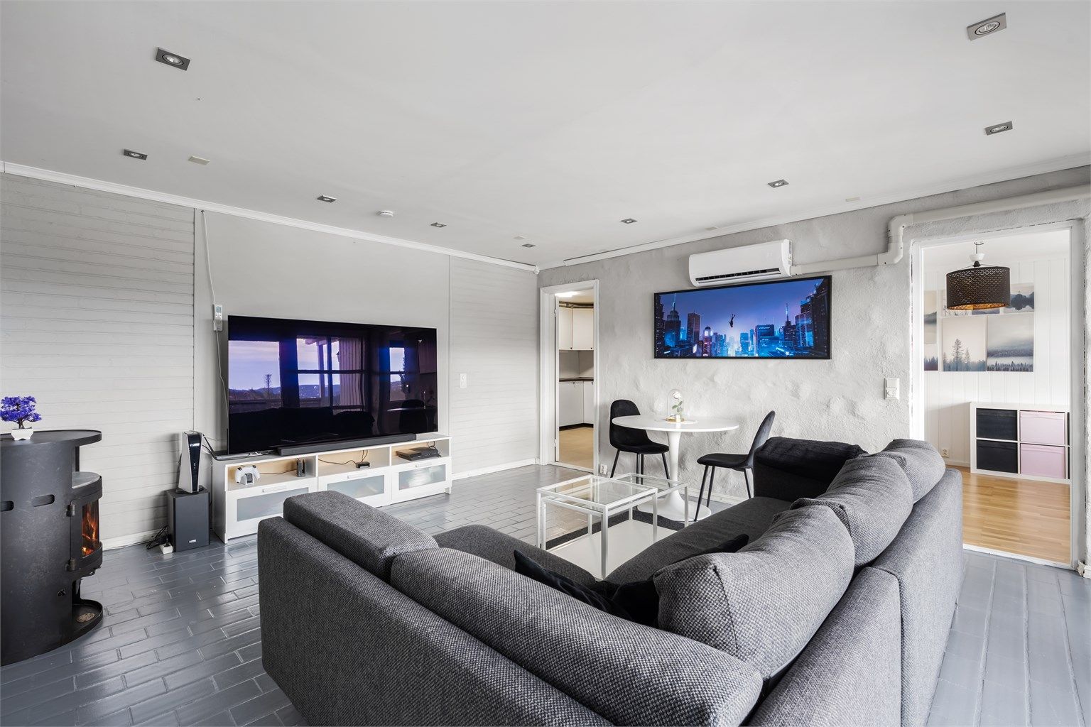 i Underetasjen er det en hyggelig stue.