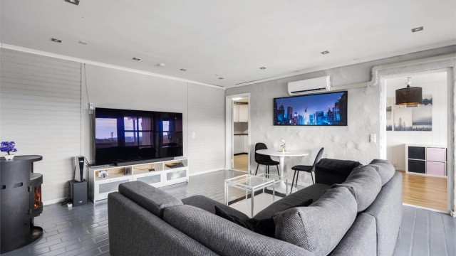 i Underetasjen er det en hyggelig stue.