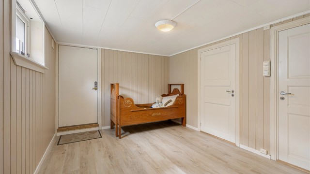 Innredet rom i kjelleren med egen utgangsdør. Rommet er ikke godkjent til varig opphold.