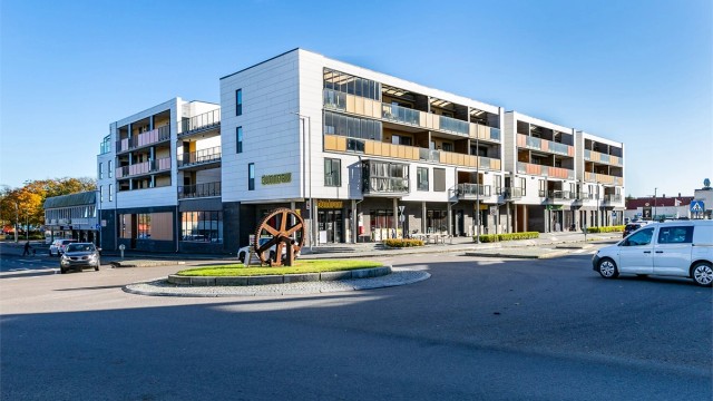 Dagligvareforretninger og hyggelige nabolagskafeer er lett tilgjengelig i nærmiljøet. Til sentrum og toget er det kun få minutter å gå.