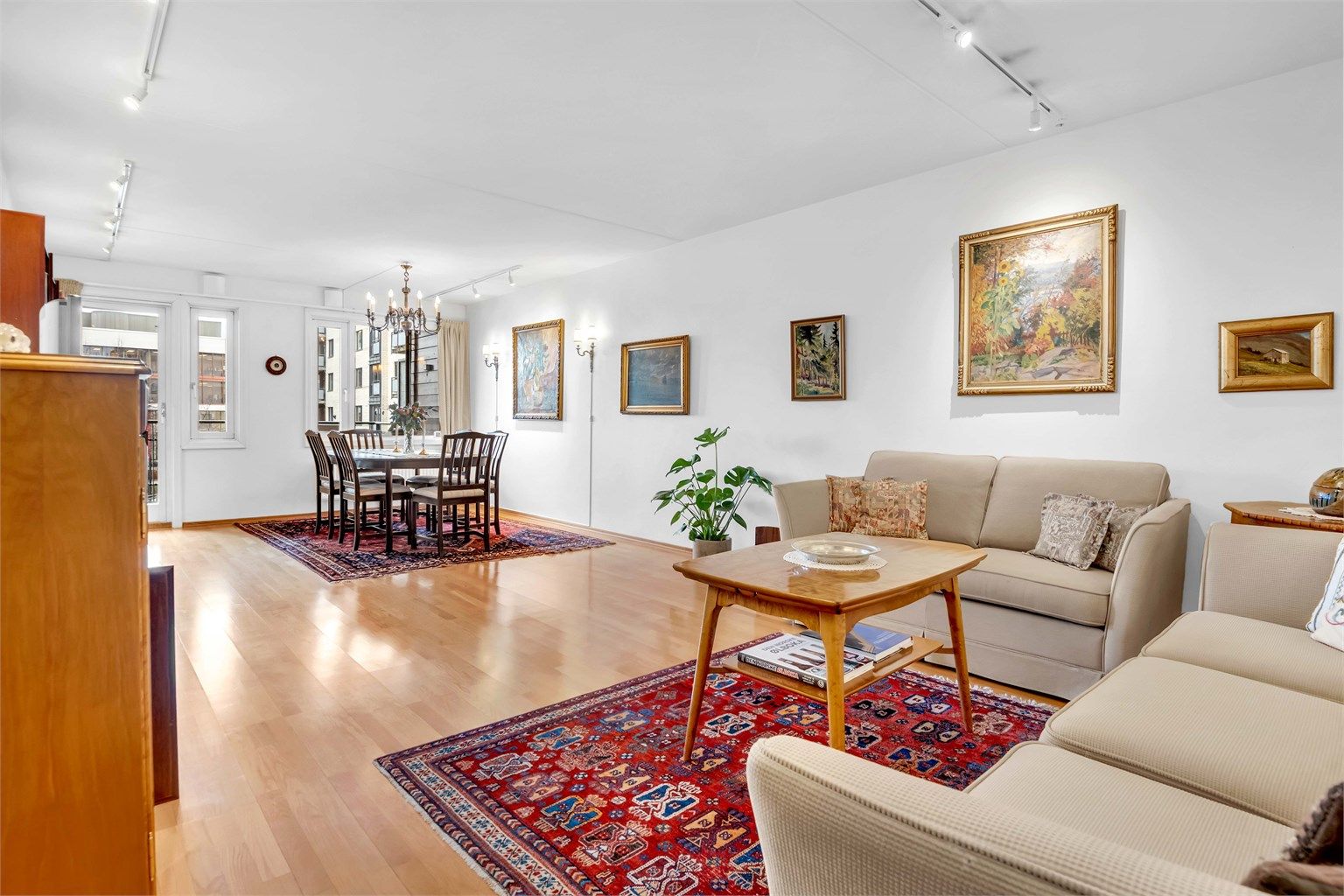  Romslig stue som skaper et hyggelig oppholdsrom. Her er det plass til både sofagruppe og spisestue.