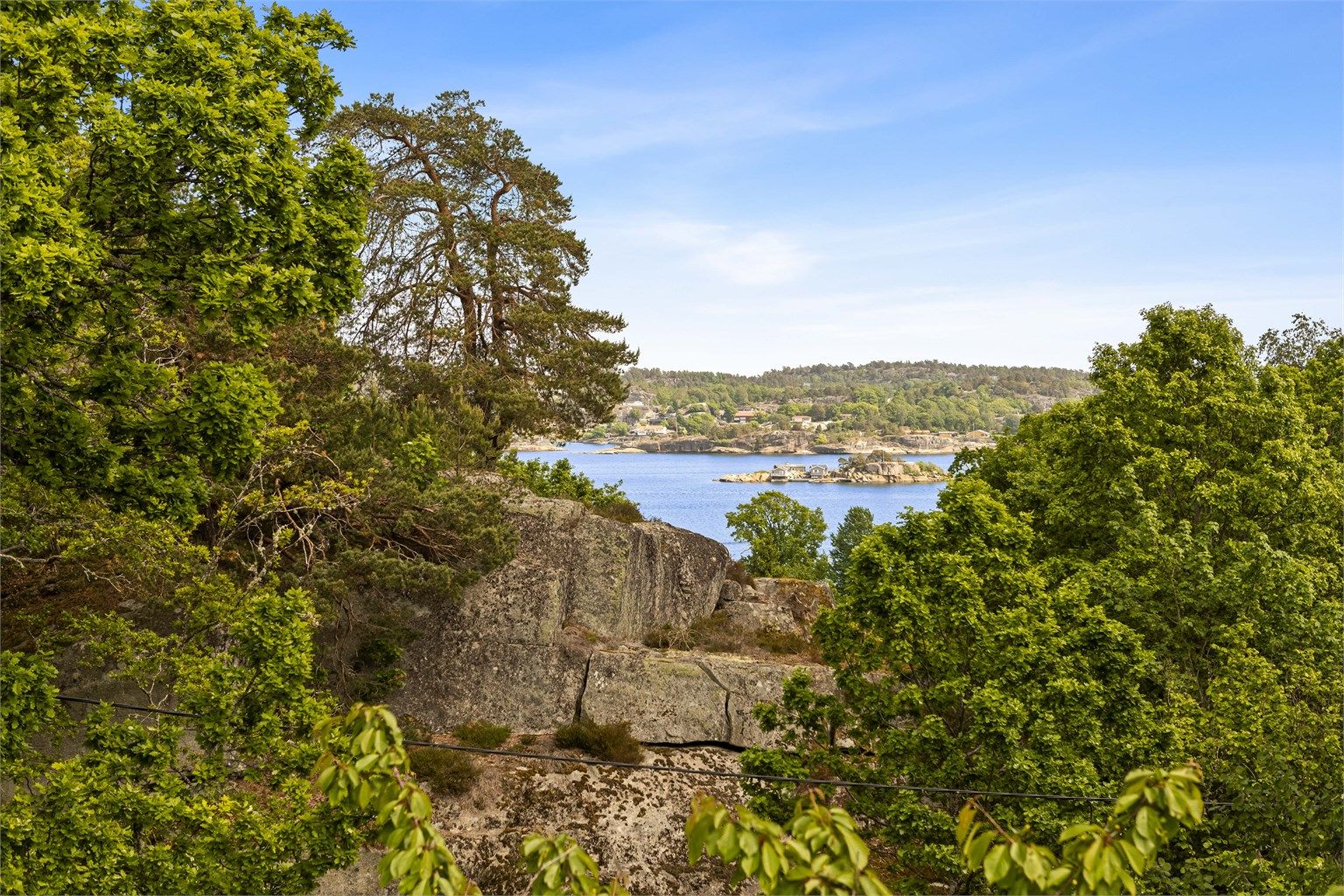 Nydelig utsikt til Mefjorden og sjøen i øst.