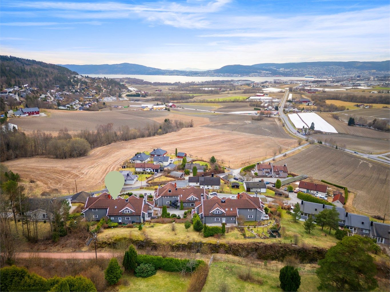 Eiendommen er beliggende i stille og rolige omgivelser. 