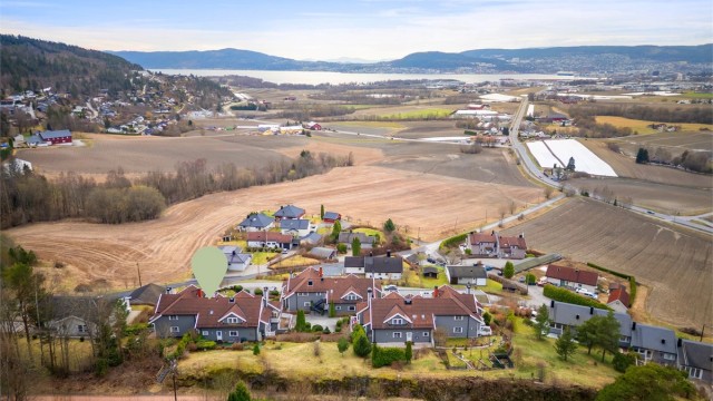 Eiendommen er beliggende i stille og rolige omgivelser.