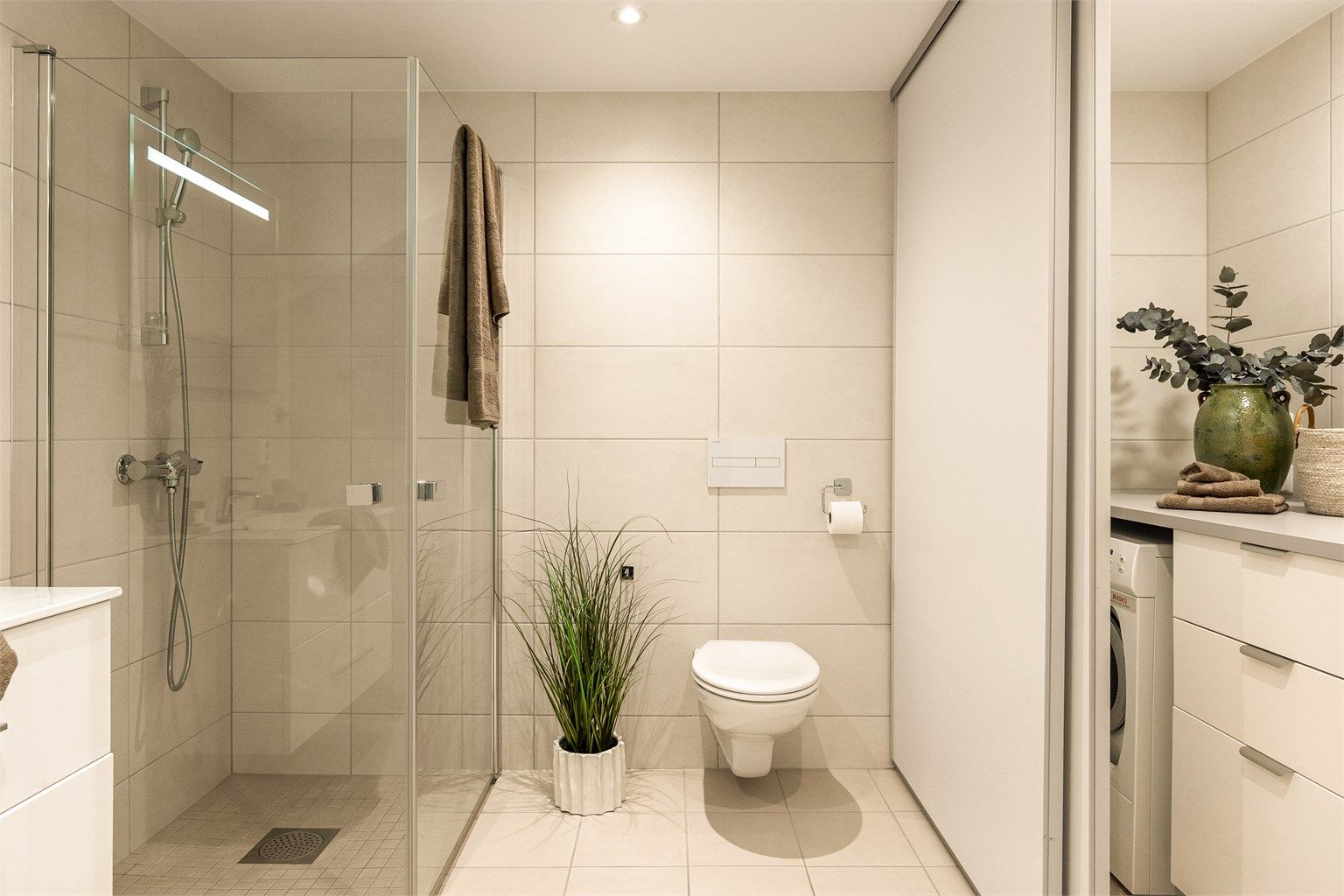 - Badet er av meget god størrelse med lekre fliser, varme i gulv og spotter i tak -