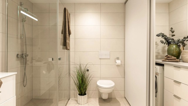 - Badet er av meget god størrelse med lekre fliser, varme i gulv og spotter i tak -