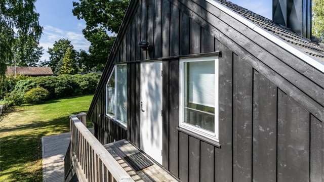 Det er utvendig adkomst til hybelen langs boligens søndre gavlvegg.
